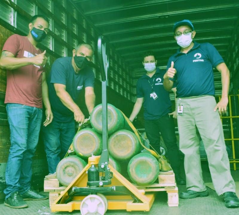 Positivo Tecnologia doa cilindros de oxigênio para Manaus
